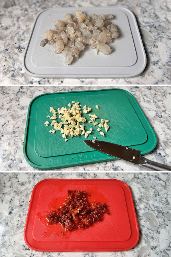Подготовленные ингредиенты для начинки: нарезанные креветки, мелко нарезанный чеснок и вяленые помидоры.
