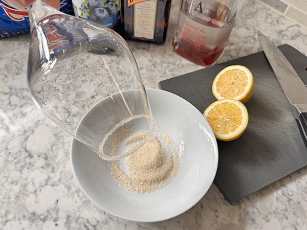 Как делать сахарный ободок, окуная смоченный лимоном край бокала в сахар.