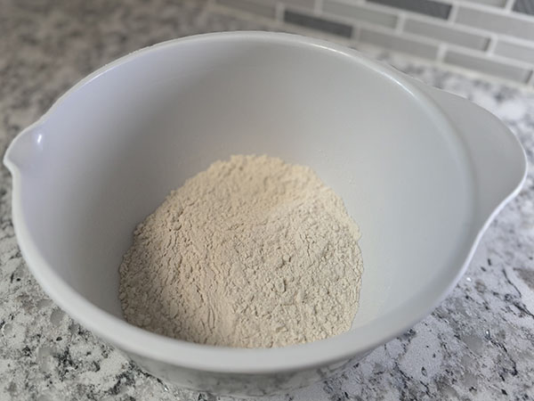 Миска с сухими ингредиентами для безмолочных панкейков: мука, разрыхлитель и соль.