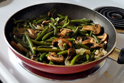 Green Beans with Mushrooms and Onions photo instruction 3