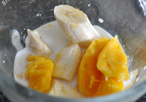 Mango and Banana Smoothie with Milk photo instruction 2